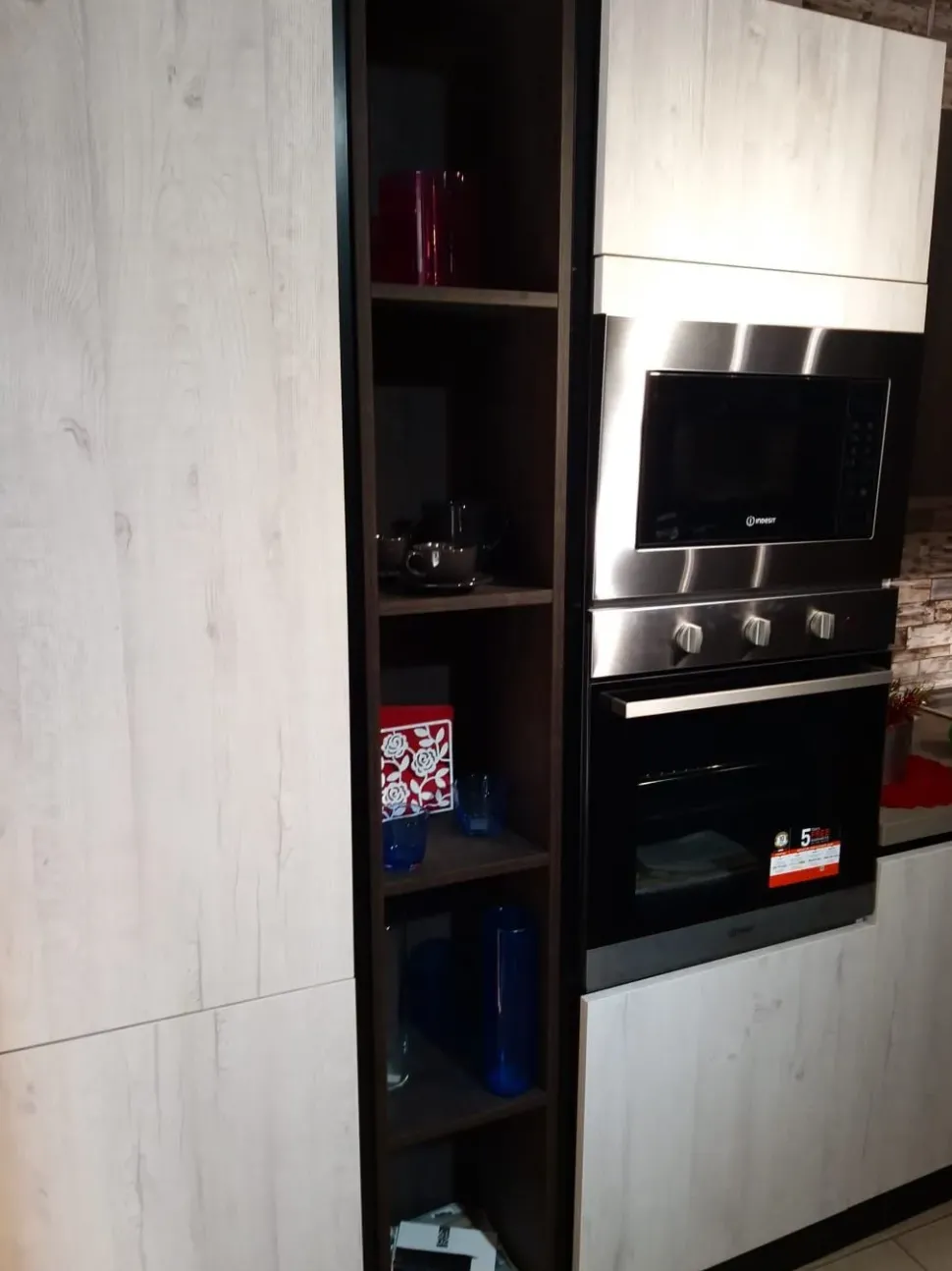 Cucina Aran moderna lineare grigio in laminato materico Ginevra