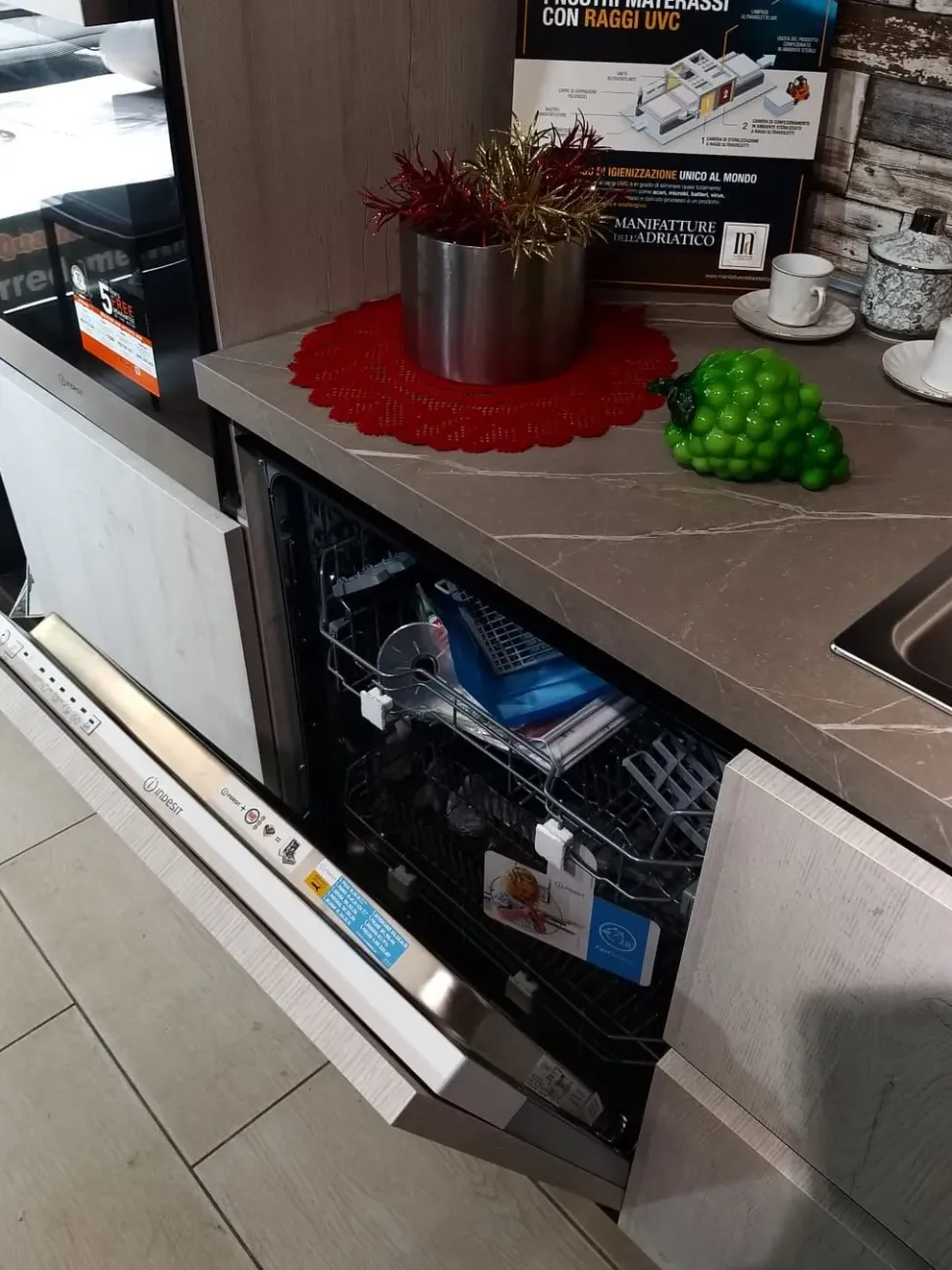 Cucina Aran moderna lineare grigio in laminato materico Ginevra