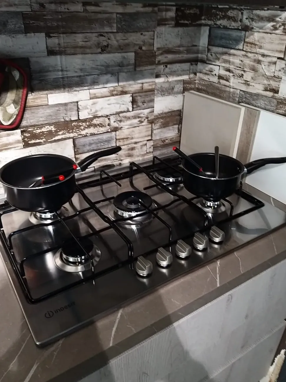 Cucina Aran moderna lineare grigio in laminato materico Ginevra