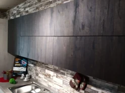 Cucina Aran moderna lineare grigio in laminato materico Ginevra