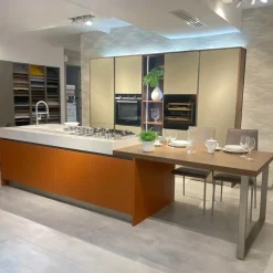 Cucina arancione design con isola Veneta cucine Oyster pro laccata opaco     a soli 13700€
