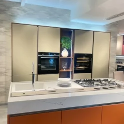 Cucina arancione design con isola Veneta cucine Oyster pro laccata opaco     a soli 13700€