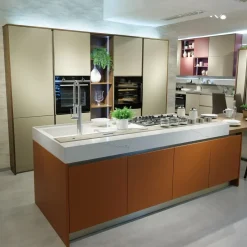 Cucina arancione design con isola Veneta cucine Oyster pro laccata opaco     a soli 13700€