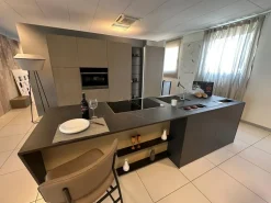 Cucina Arredo3 moderna con isola grigia in laccata opaco K6 asia