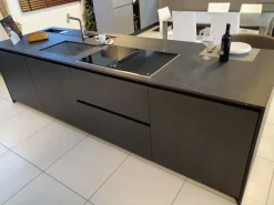 Cucina Arredo3 moderna con isola grigia in laccata opaco K6 asia