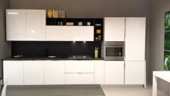 Cucina bianca lucida con schienale e pensili a giorno in promozione