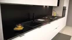 Cucina bianca lucida con schienale e pensili a giorno in promozione