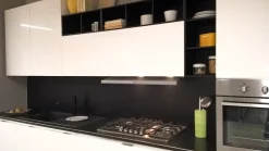 Cucina bianca lucida con schienale e pensili a giorno in promozione