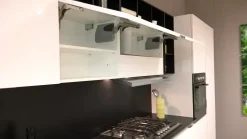 Cucina bianca lucida con schienale e pensili a giorno in promozione