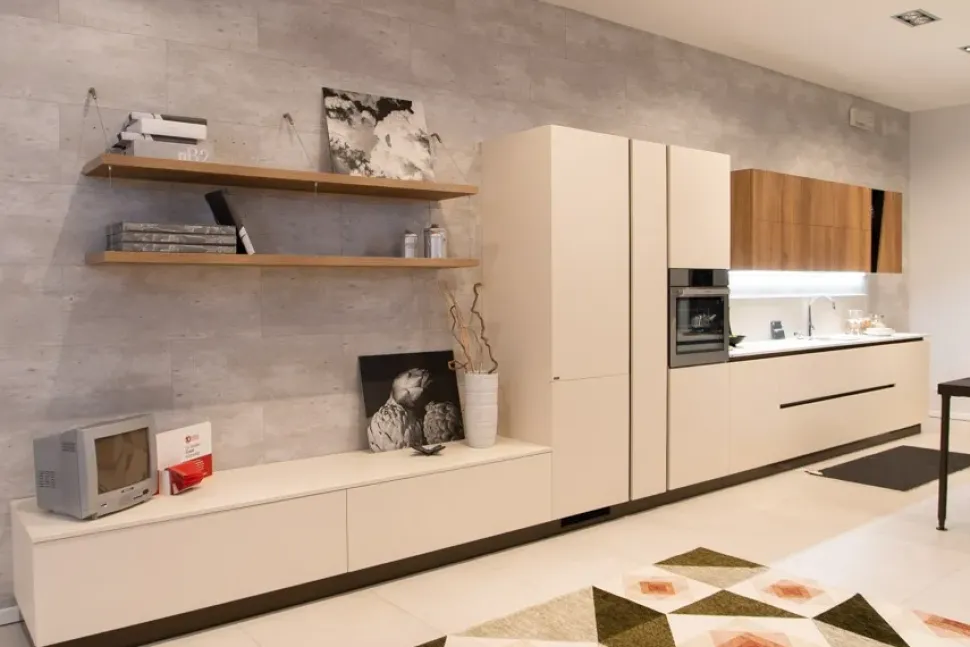 Cucina bianca moderna ad isola Liberamente Scavolini scontata