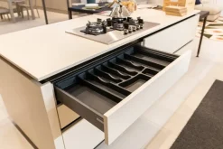 Cucina bianca moderna ad isola Liberamente Scavolini scontata