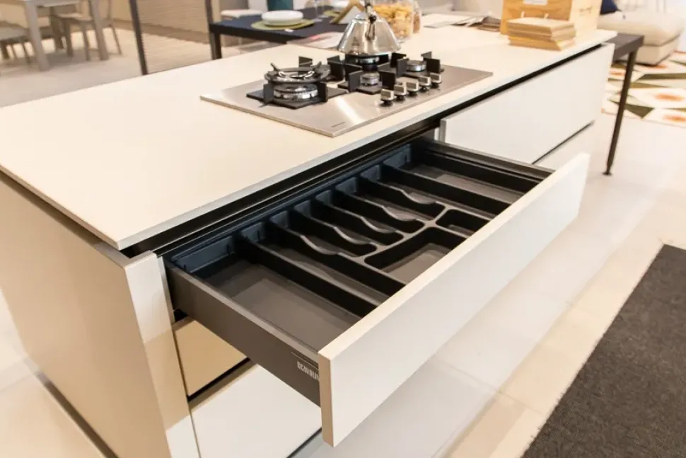 Cucina bianca moderna ad isola Liberamente Scavolini scontata