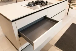 Cucina bianca moderna ad isola Liberamente Scavolini scontata