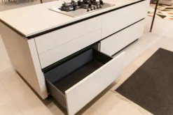 Cucina bianca moderna ad isola Liberamente Scavolini scontata