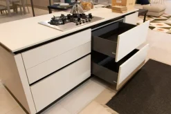 Cucina bianca moderna ad isola Liberamente Scavolini scontata