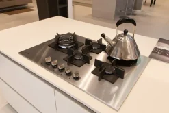 Cucina bianca moderna ad isola Liberamente Scavolini scontata