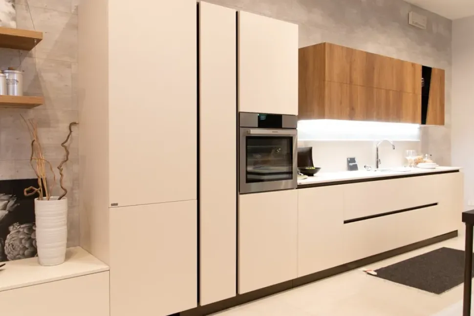 Cucina bianca moderna ad isola Liberamente Scavolini scontata