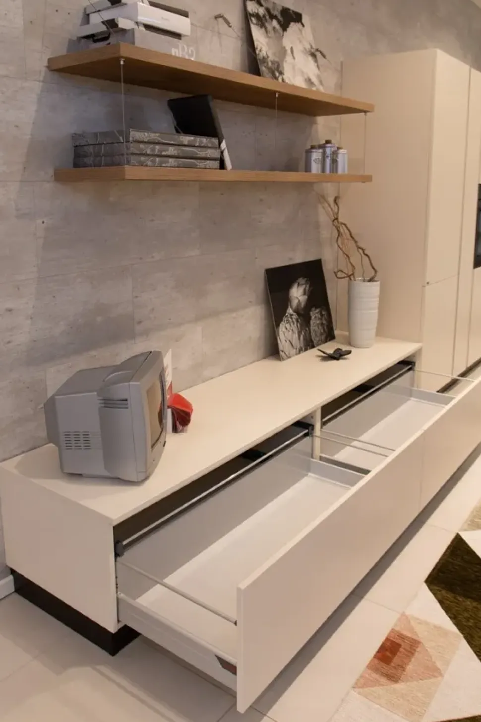 Cucina bianca moderna ad isola Liberamente Scavolini scontata