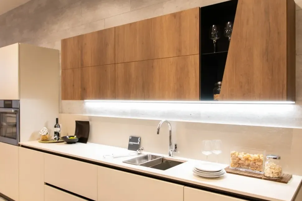 Cucina bianca moderna ad isola Liberamente Scavolini scontata