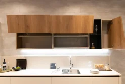 Cucina bianca moderna ad isola Liberamente Scavolini scontata