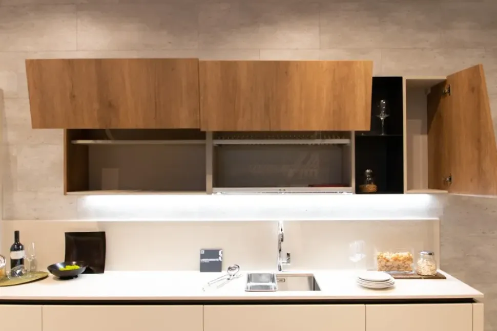 Cucina bianca moderna ad isola Liberamente Scavolini scontata