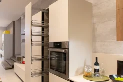 Cucina bianca moderna ad isola Liberamente Scavolini scontata