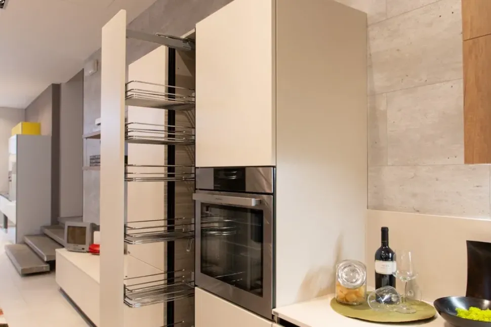 Cucina bianca moderna ad isola Liberamente Scavolini scontata