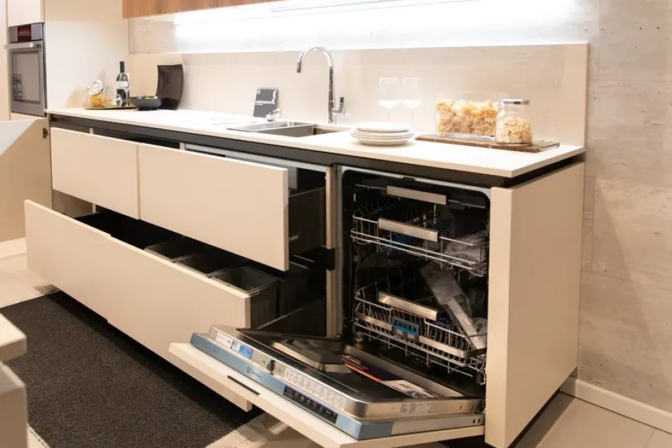 Cucina bianca moderna ad isola Liberamente Scavolini scontata