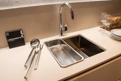 Cucina bianca moderna ad isola Liberamente Scavolini scontata