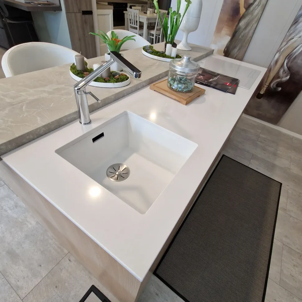 Cucina bianca moderna ad isola Scavolini Lumina