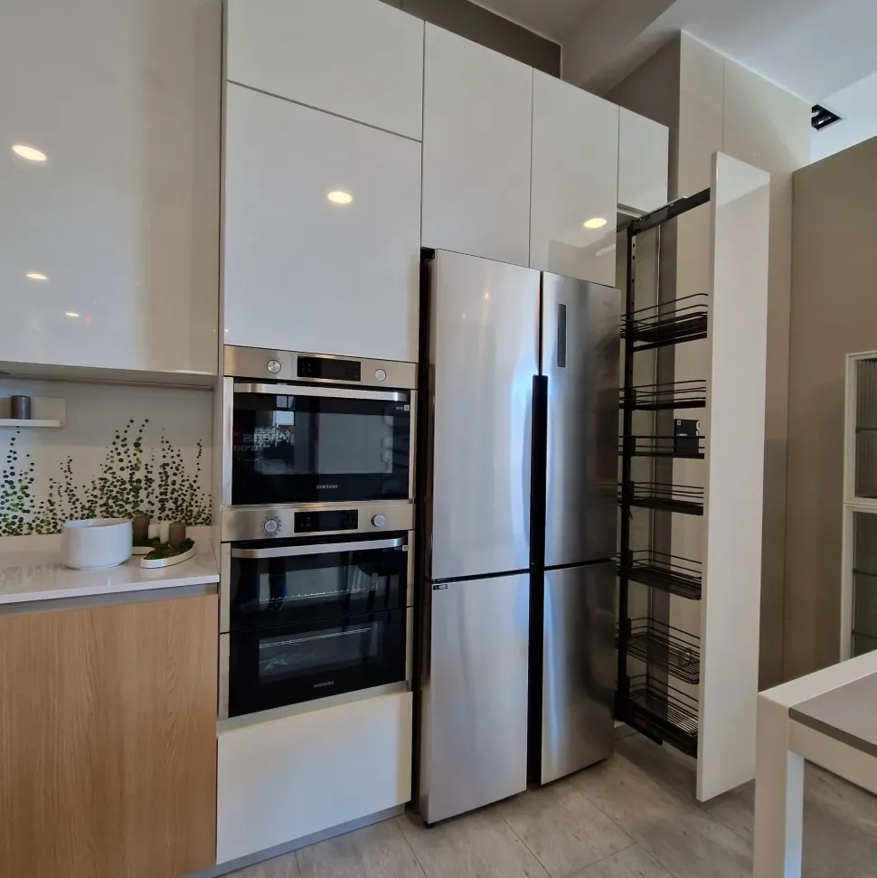 Cucina bianca moderna ad isola Scavolini Lumina