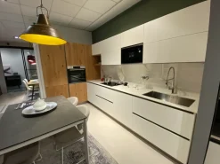 Cucina bianca moderna ad angolo Asia e time Arredo3 scontata