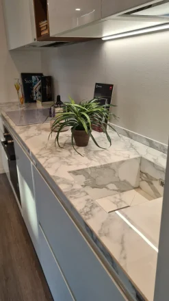 Cucina bianca moderna con penisola Motus  Scavolini in Offerta Outlet