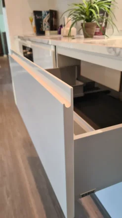 Cucina bianca moderna con penisola Motus  Scavolini in Offerta Outlet