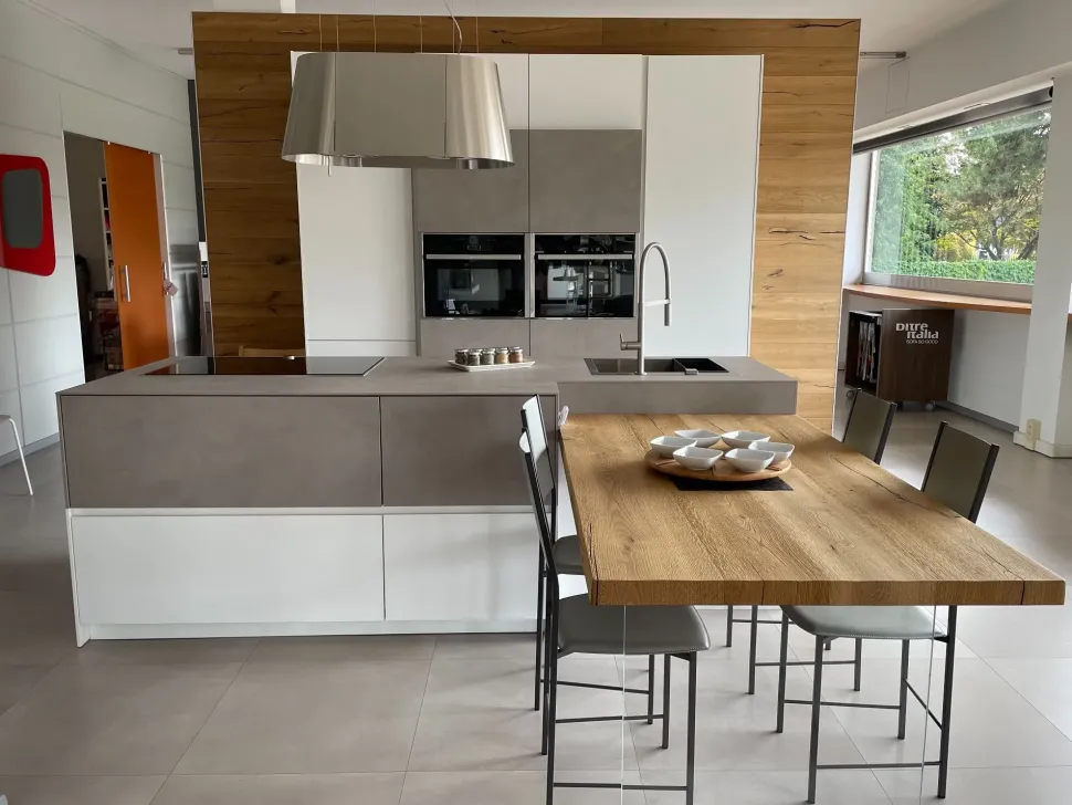 Cucina bianca moderna con isola Monoliti Meson's cucine scontata