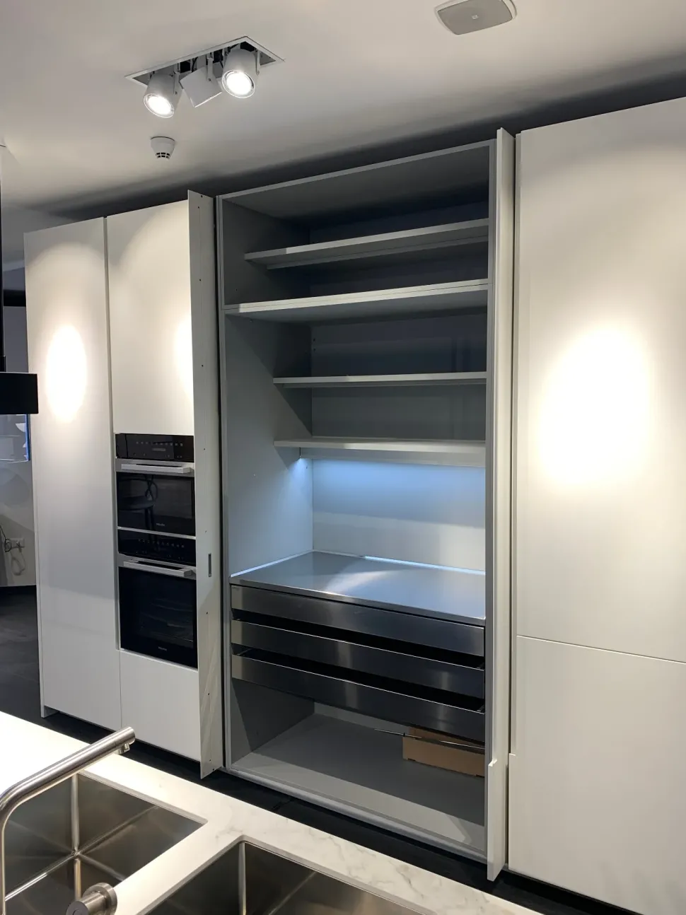 Cucina bianca moderna Phoenix 840 Poliform in Offerta Outlet