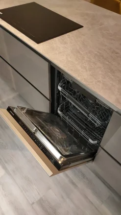 Cucina Binova design ad isola rovere moro in legno Mantis + bluna laccato