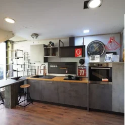 Cucina Collezione esclusiva industriale con penisola grigia in laminato materico Cucina industrial con penisola in hpl e piano top rovere