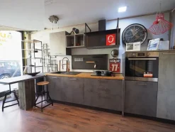 Cucina Collezione esclusiva industriale con penisola grigia in laminato materico Cucina industrial con penisola in hpl e piano top rovere