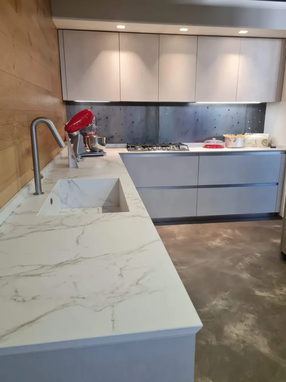 Cucina con isola design altri colori Euromobil Cucina euromobil laincube top dekton