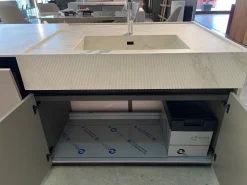 Cucina con isola in laccata opaco grigia Binova bluna a prezzo scontato