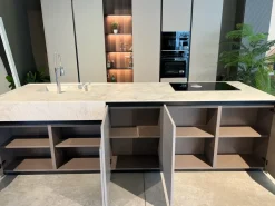 Cucina con isola in laccata opaco grigia Binova bluna a prezzo scontato