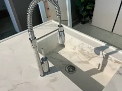 Cucina con isola in laccata opaco grigia Binova bluna a prezzo scontato