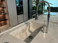 Cucina con isola in laccata opaco grigia Binova bluna a prezzo scontato