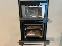 Cucina con isola in laccata opaco grigia Binova bluna a prezzo scontato