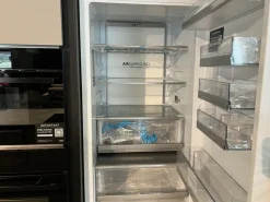 Cucina con isola in laccata opaco grigia Binova bluna a prezzo scontato