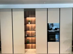 Cucina con isola in laccata opaco grigia Binova bluna a prezzo scontato