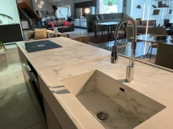 Cucina con isola in laccata opaco grigia Binova bluna a prezzo scontato