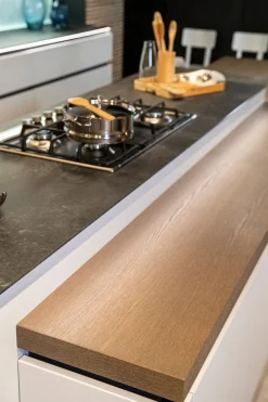 Cucina con isola in laccata opaco a prezzo ribassato 50%