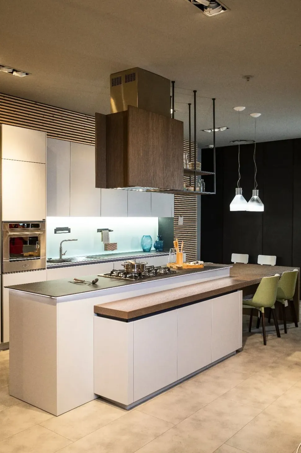 Cucina con isola in laccata opaco a prezzo ribassato 50%